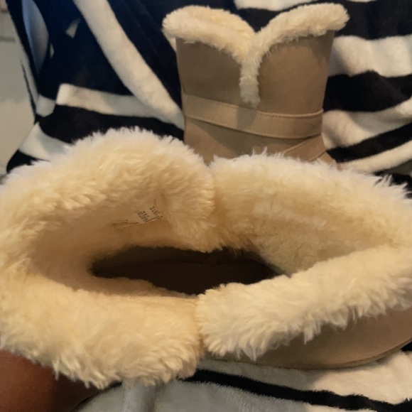 Tan and fur boots Size: 9 1/2 - Picture 4 of 4